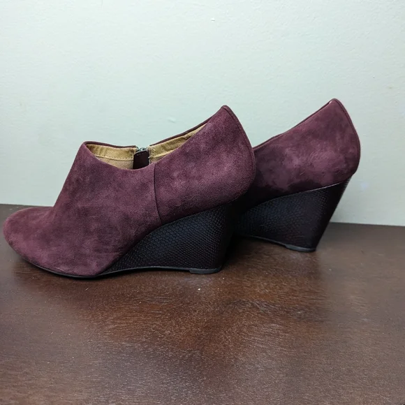 Clarks Artisan Woman's 9M Wine Burgandy Suede Artisan Wedge Shoes Side Zip - Picture 3 of 7